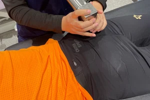  如何利用按摩枪放松肌肉，减少篮球训练后的疲劳感